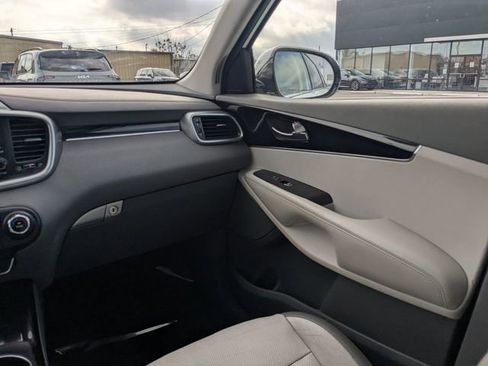 Used 2019 Kia Sorento SX image 17