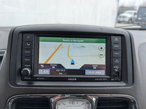 Used 2013 Chrysler Town & Country Limited w/ Luxury Group image 4