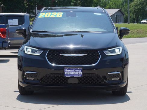 Used 2026 Chrysler Pacifica Limited FWD image 8