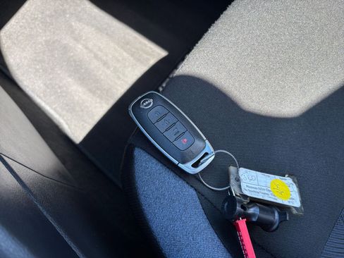 Used 2025 Nissan Versa SV FWD image 21