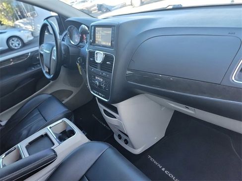 Used 2014 Chrysler Town & Country Touring image 22