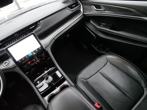 Used 2023 Jeep Grand Cherokee Limited w/ Luxury Tech Group II image 11