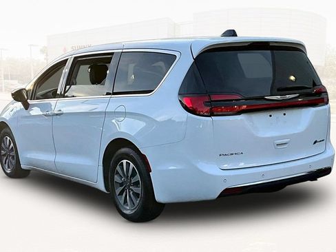 Used 2024 Chrysler Pacifica Limited FWD image 4