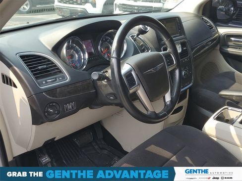 Used 2011 Chrysler Town & Country Touring image 7