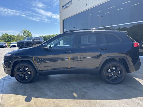 Used 2017 Jeep Cherokee High Altitude w/ Luxury Group FWD image 8