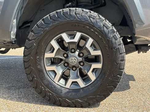Used 2019 Toyota Tacoma TRD Off-Road AWD/4WD image 8