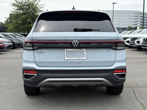 Used 2025 Volkswagen Taos SE FWD image 4