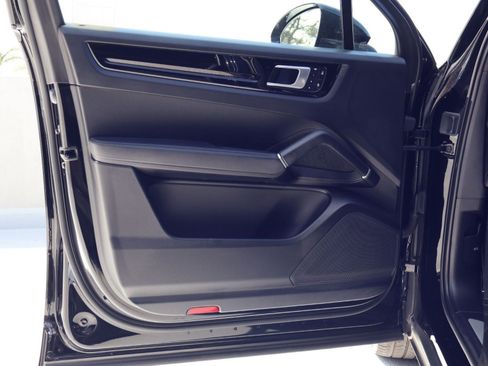 Certified 2023 Porsche Cayenne Platinum Edition image 12