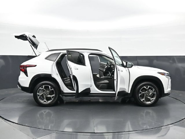 Used 2025 Chevrolet Trax LT FWD image 48