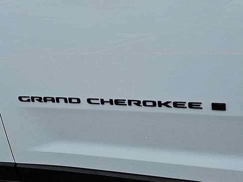 Used 2023 Jeep Grand Cherokee Altitude image 32