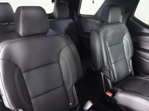 Used 2023 Chevrolet Traverse LT image 32