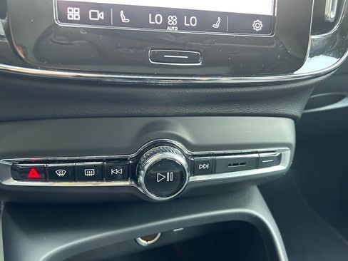 Certified 2025 Volvo XC40 B5 Plus image 30