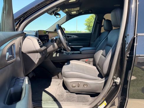 Used 2025 Chevrolet Traverse LT FWD image 2