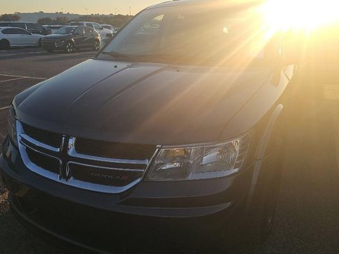 Used 2018 Dodge Journey SE image 1