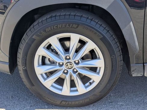 Used 2025 Toyota Corolla Cross LE image 30
