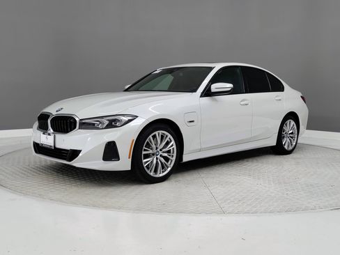Certified 2023 BMW 330e image 33