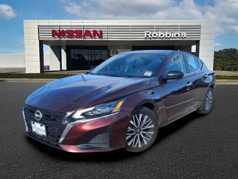 Certified 2025 Nissan Altima 2.5 SV FWD image 1