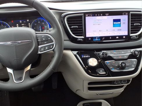 Used 2023 Chrysler Pacifica Touring-L FWD image 5