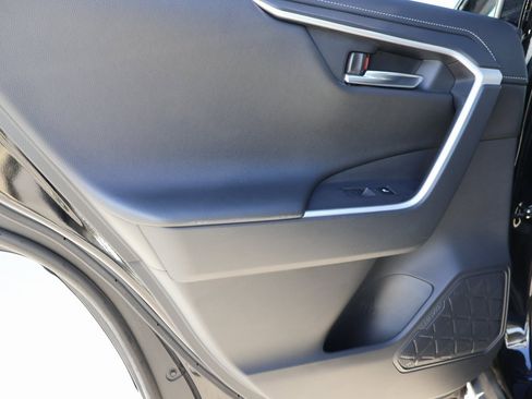 Used 2022 Toyota RAV4 Limited image 17