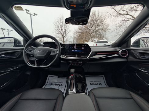 Used 2025 Chevrolet Trax RS w/ Sunroof Package image 2