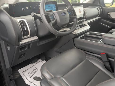 Used 2025 Ford Expedition Active RWD image 15