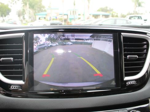 Used 2023 Chrysler Pacifica Touring-L image 17