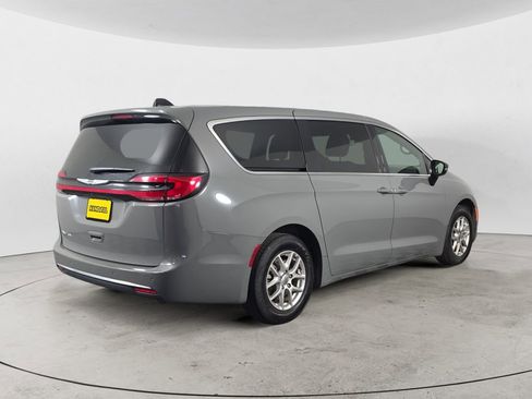 Used 2025 Chrysler Pacifica Select FWD image 5
