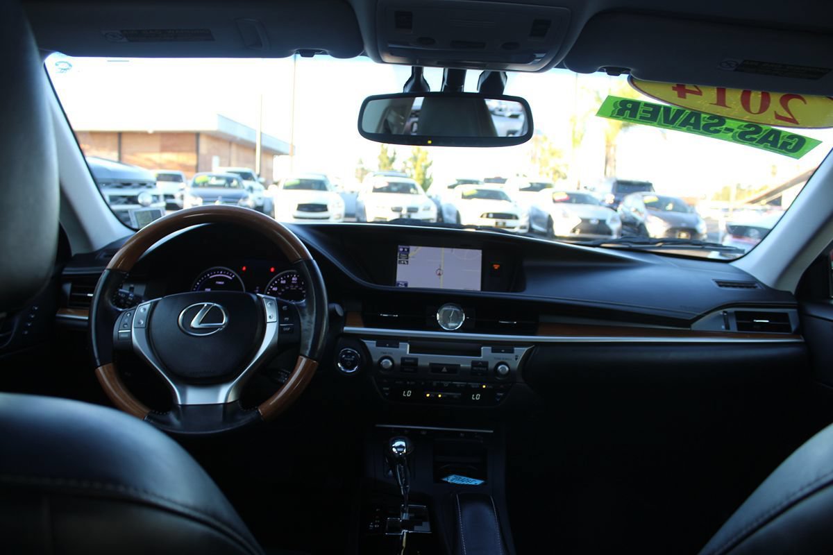 Used 2014 Lexus ES 300h w/ Luxury Package w/Bamboo Trim FWD image 27