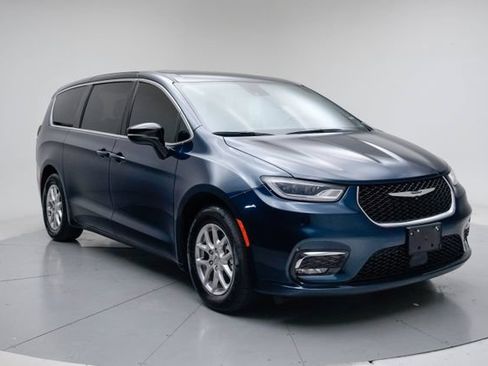 Used 2025 Chrysler Pacifica Select FWD image 9
