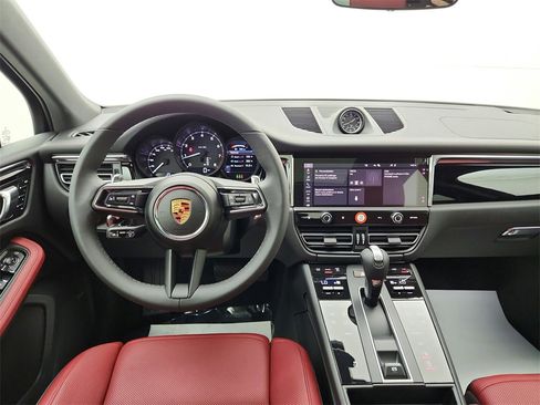 Used 2025 Porsche Macan image 6