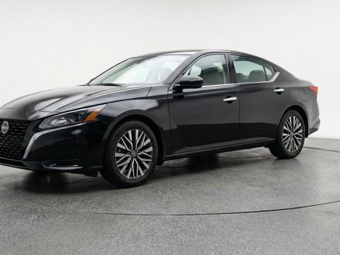 Used 2025 Nissan Altima 2.5 SV image 3