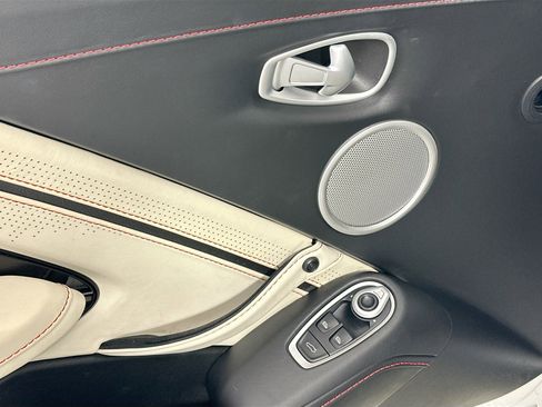 Used 2021 Aston Martin V8 Vantage Coupe image 20