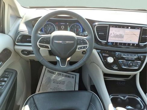 Used 2024 Chrysler Pacifica Limited FWD image 7