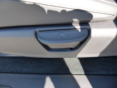 Used 2025 Kia Carnival EX FWD image 47