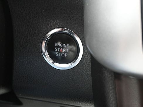 Used 2017 Toyota Highlander XLE image 25