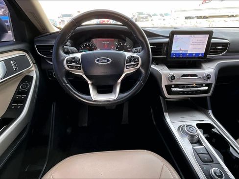 Used 2020 Ford Explorer XLT w/ Equipment Group 202A image 6