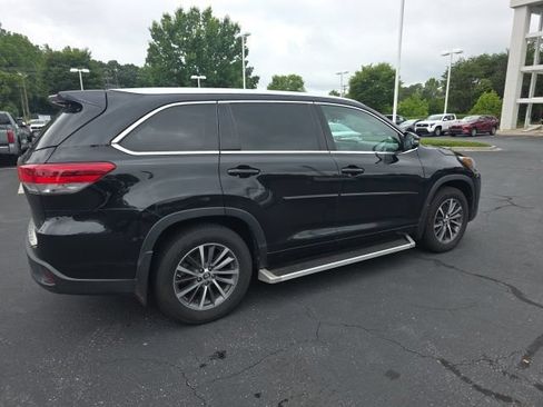 Used 2017 Toyota Highlander XLE AWD/4WD image 4