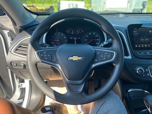 Used 2025 Chevrolet Malibu LT FWD image 13