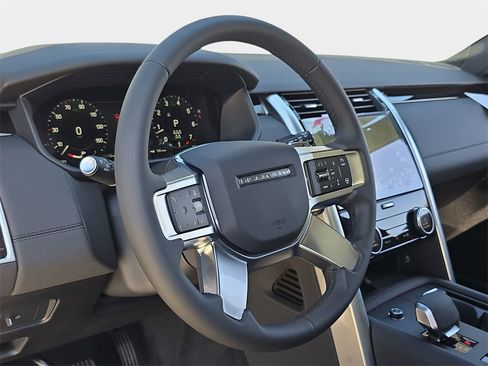New 2025 Land Rover Discovery S image 18