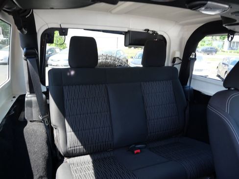 Used 2016 Jeep Wrangler Sahara w/ Connectivity Group AWD/4WD image 26