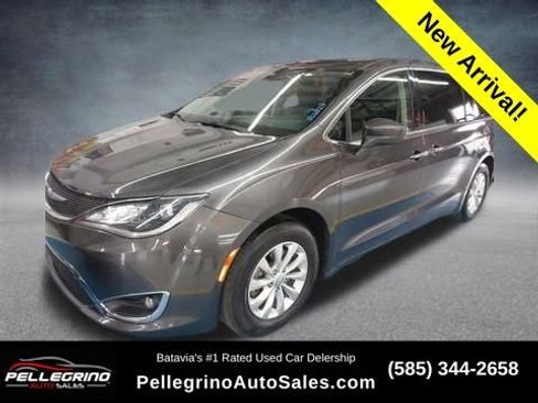 Used 2017 Chrysler Pacifica Touring-L image 1