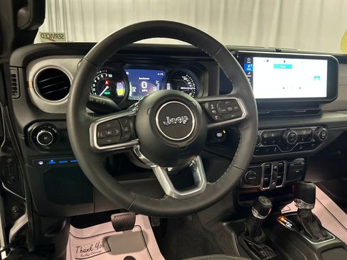 Used 2025 Jeep Wrangler Unlimited Sahara image 15