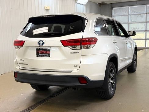 Used 2019 Toyota Highlander LE w/ Protection Package #3 AWD/4WD image 5