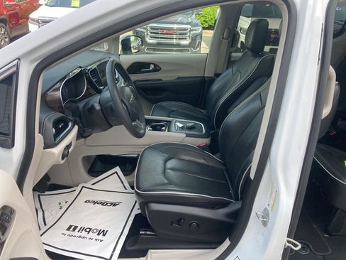 Used 2023 Chrysler Pacifica Limited FWD image 22