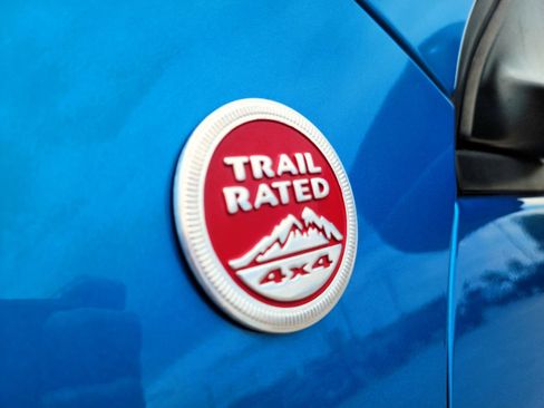 Used 2017 Jeep Cherokee Trailhawk w/ Cold Weather Group AWD/4WD image 17