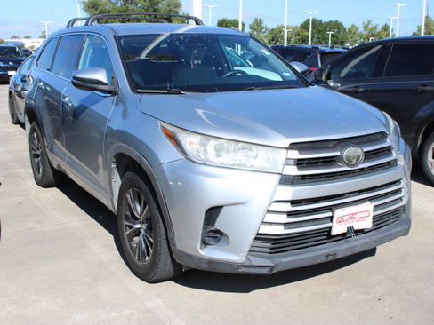 Used 2018 Toyota Highlander LE FWD image 2