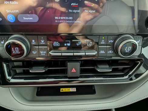 Used 2023 Toyota Highlander XLE AWD/4WD image 22