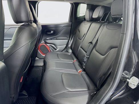 Used 2016 Jeep Renegade Trailhawk w/ Premium Trailhawk Package image 27