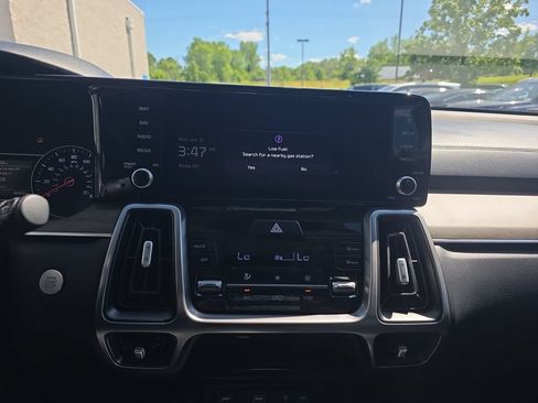 Used 2023 Kia Sorento S w/ Panoramic Sunroof Package AWD/4WD image 9