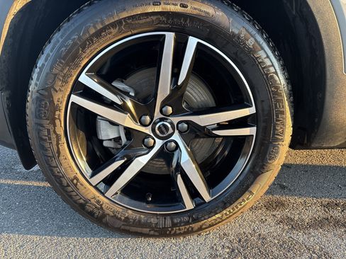 Used 2025 Volvo XC40 B5 Core image 11